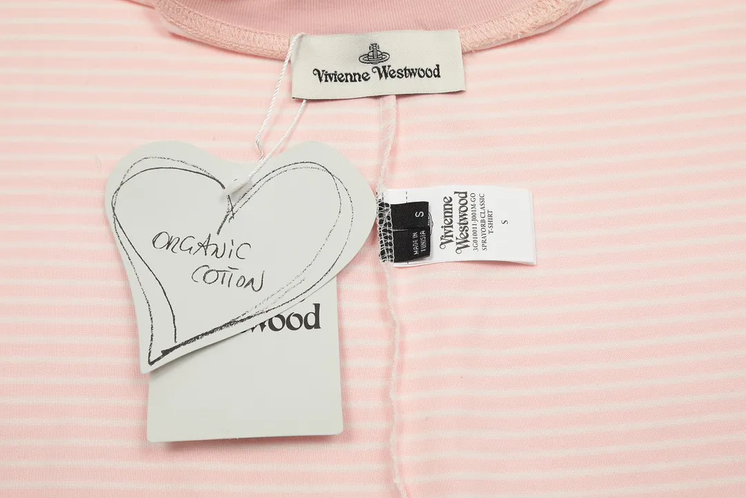 vivienne west wood west queen vivian ‼ ️Best-selling model in June Striped classic embroidered short-sleeves Pinstriped pure cotton stretch fabric Children's clothing-level quality Soft and skin-friendly The upper body is extremely comfortable Top-selling models of 2024 No need to say more Just go to the details Full series of correct accessories As we all know, striped fabrics need to be cut according to the grain The loss is huge It is twice the cost of ordinary solid-color short-sleeved fabrics Every detail is completely restored and directly stretched Color: Pink Blue Green Size: XS-L